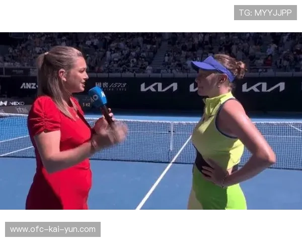 网球教练与选手赛场旁助威画面暖心